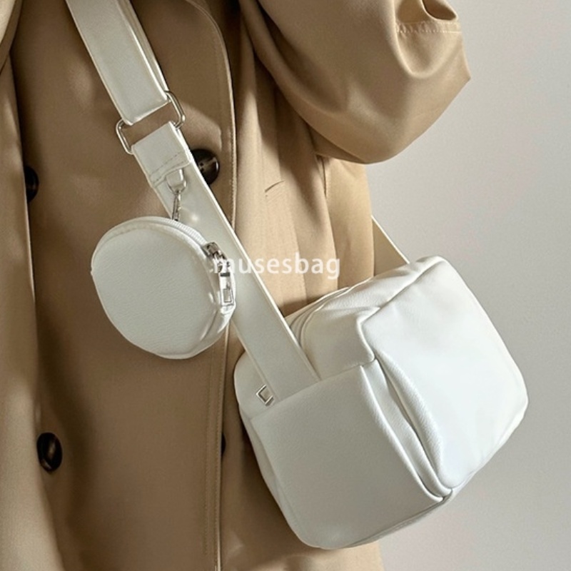 Fashionable women with a sense of luxury temperament classic retro style new niche white sports toast bag crossbody large capacity one shoulder commut