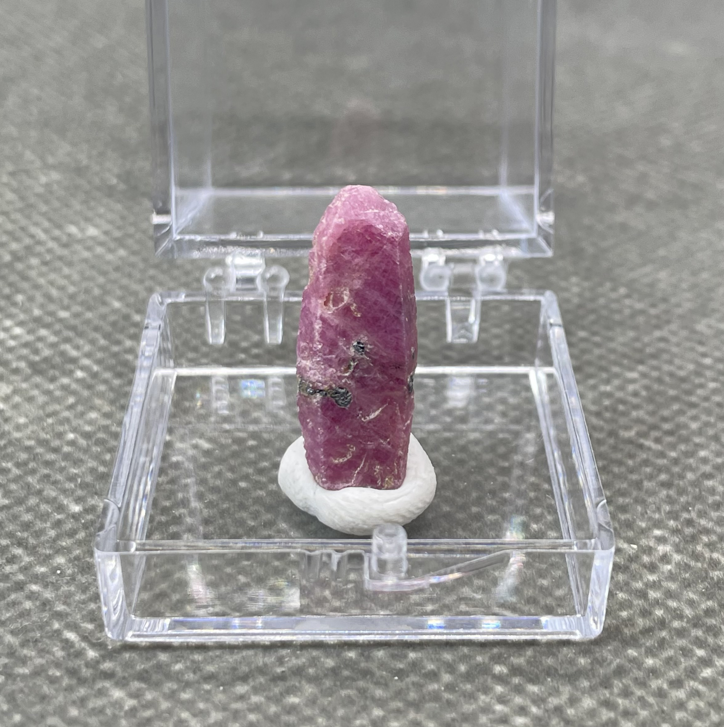 BEST! 100% natural Tanzanian fluorescence Ruby rough mineral stones and crystals healing crystals quartz+ box size 3.4cm