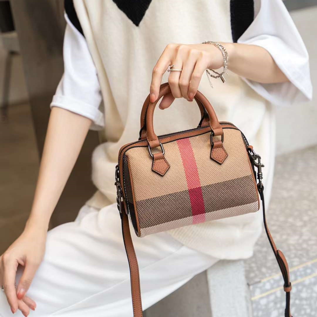 European and American retro niche design pillow plaid new top layer classic bucket large capacity handheld crossbody mobile phone bag for women 0552 4