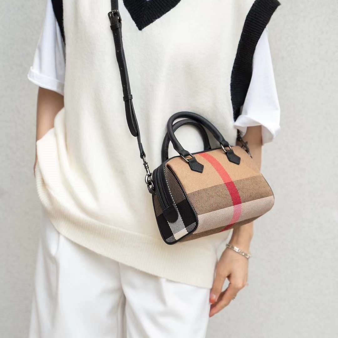 European and American retro niche design pillow plaid new top layer classic bucket large capacity handheld crossbody mobile phone bag for women 0552 4