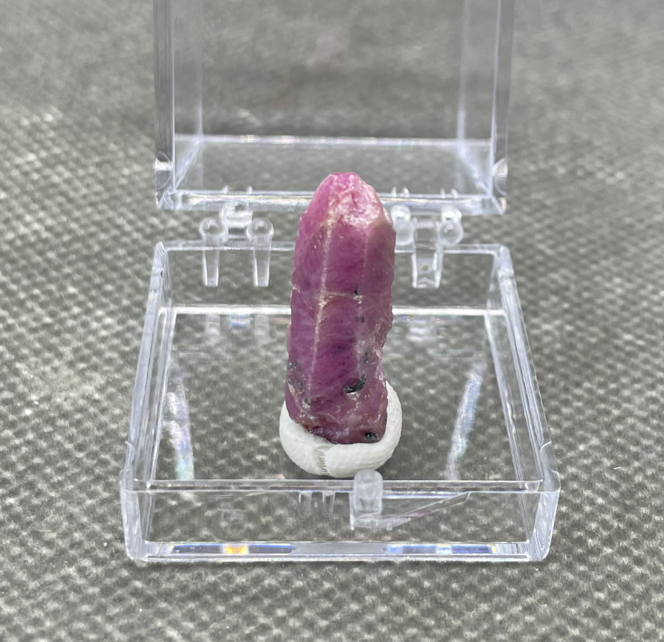 BEST! 100% natural Tanzanian fluorescence Ruby rough mineral stones and crystals healing crystals quartz+ box size 3.4cm