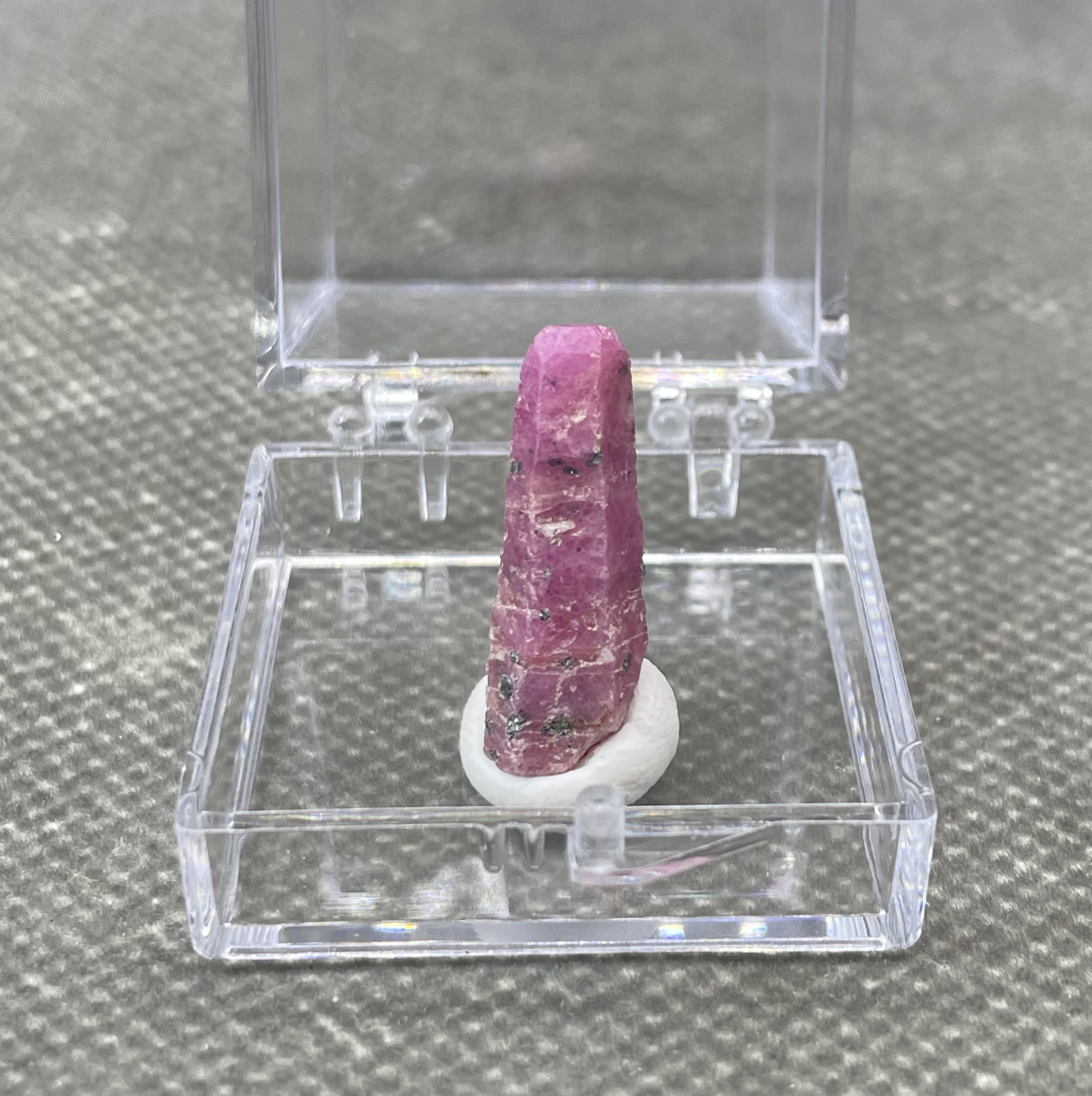 BEST! 100% natural Tanzanian fluorescence Ruby rough mineral stones and crystals healing crystals quartz+ box size 3.4cm