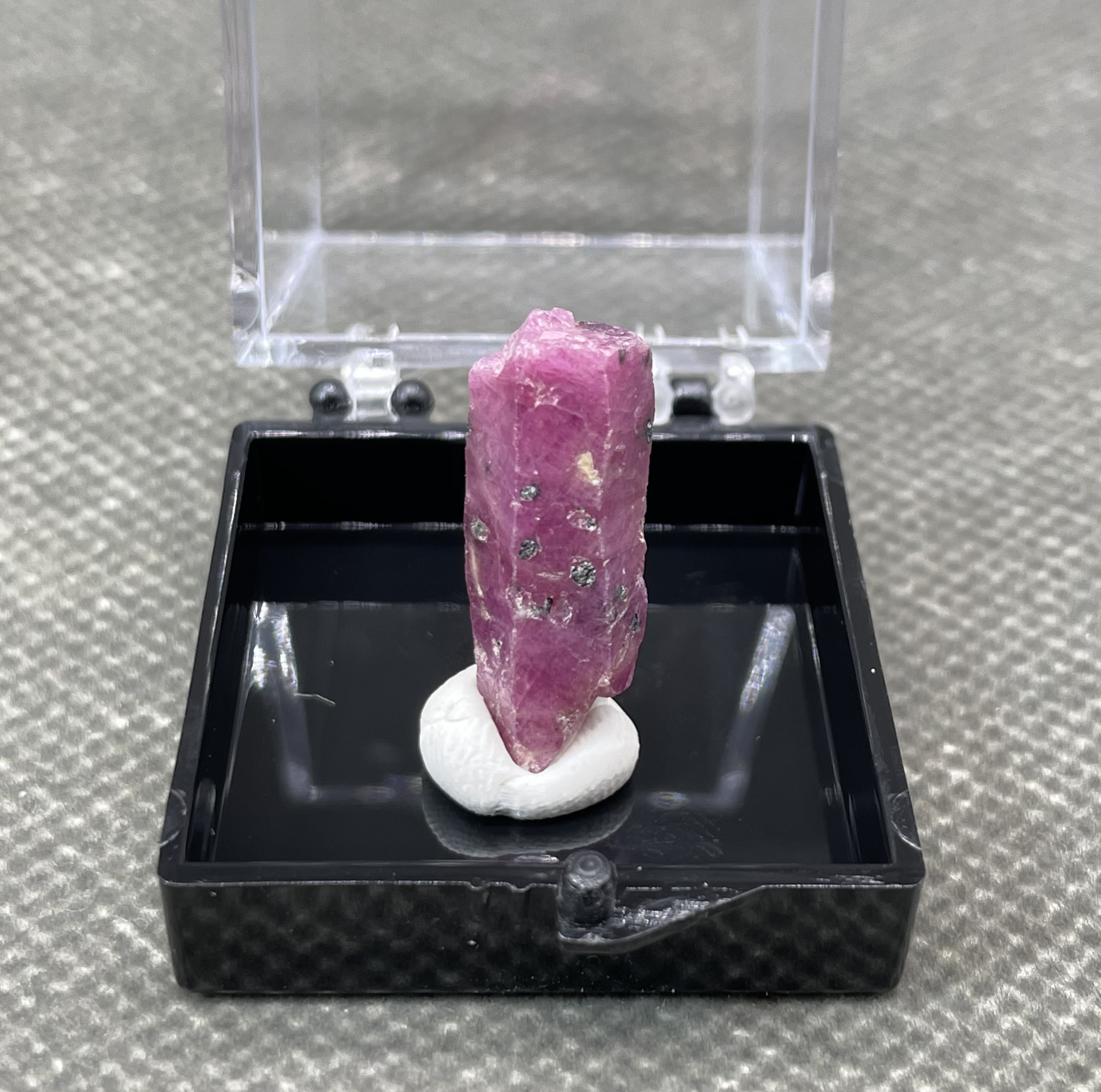 BEST! 100% natural Tanzanian fluorescence Ruby rough mineral stones and crystals healing crystals quartz+ box size 3.4cm