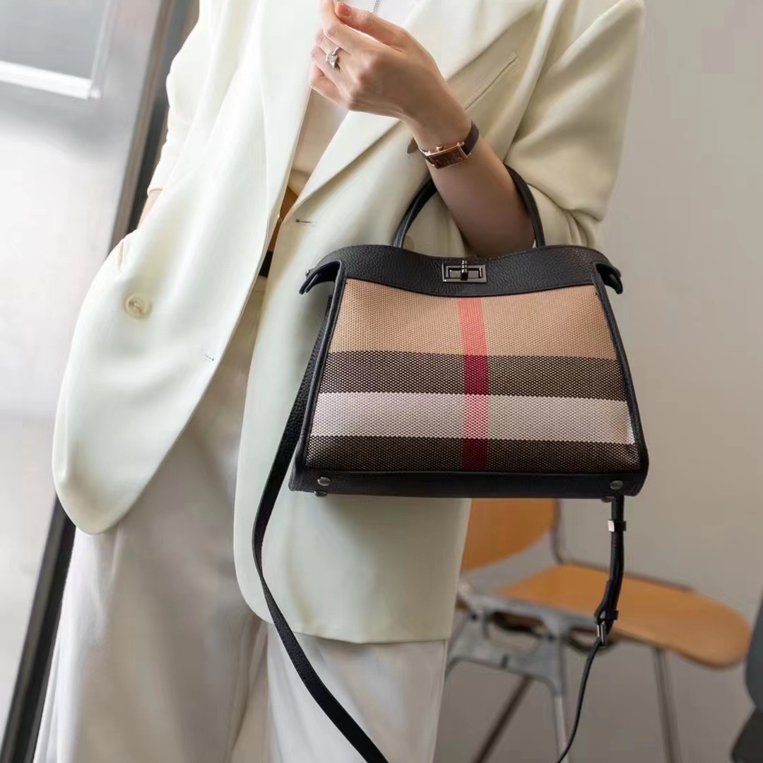 A niche design for European and American retro new styles the same leather canvas contrasting color single shoulder handbag handmade crossbody bag 15d