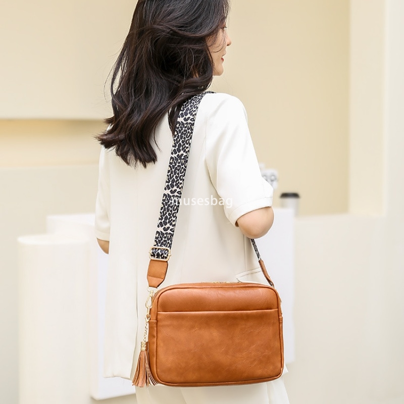 Fashionable women's designer candy colored casual lightweight large capacity shoulder bag new single shoulder crossbody bag classic retro trendy 