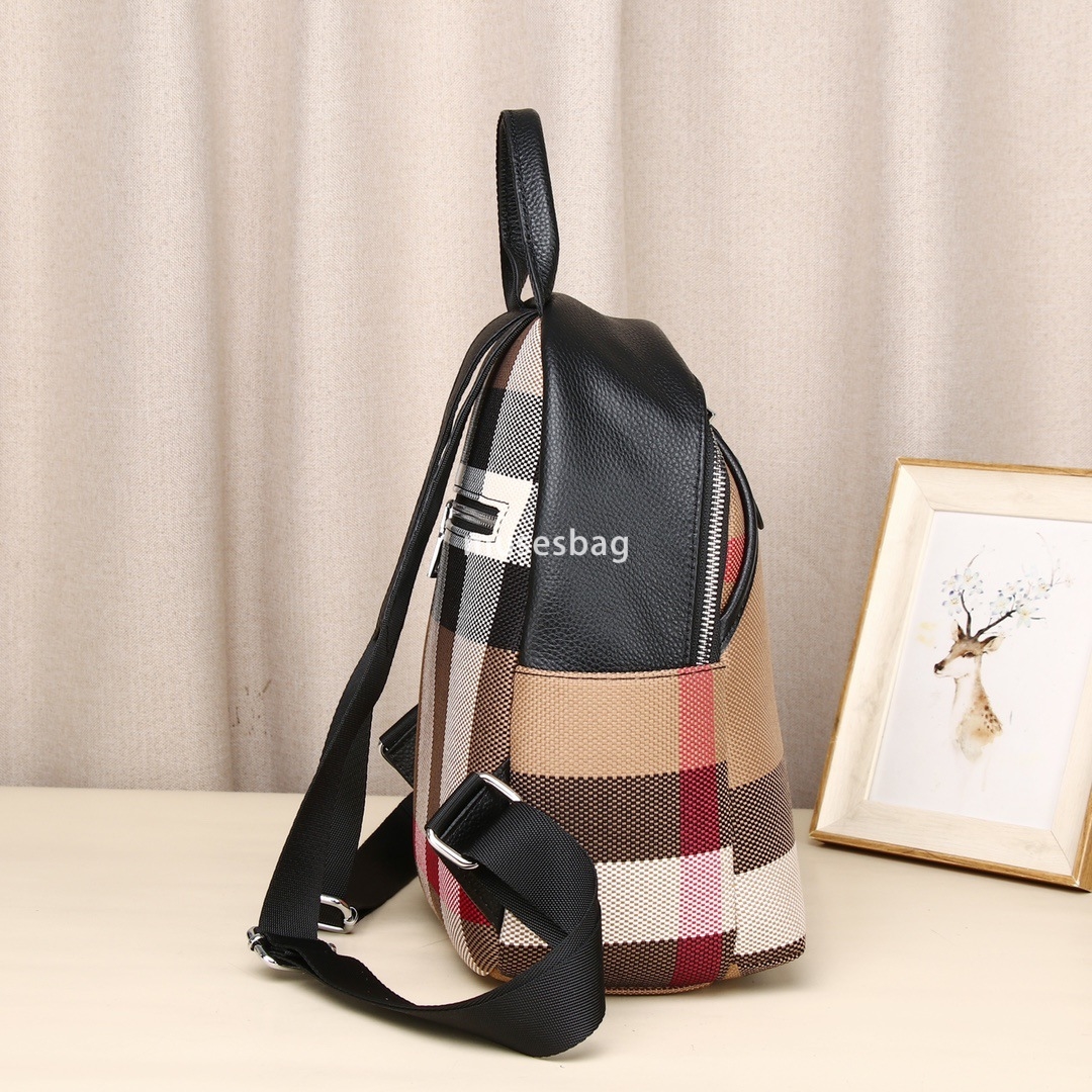 A niche design European and American retro leather canvas backpack women's new daily travel backpack commuting essential crossbody bag handbag