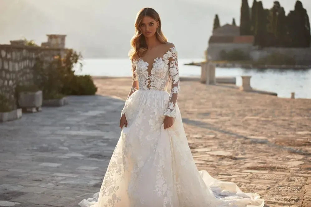 Charmig Beach A Line Wedding Dresses for Bride Women Boho Plus Size Long Sleeves Lace Flowers Sheer Jewel Neck Backless Court Train Bridal Gown