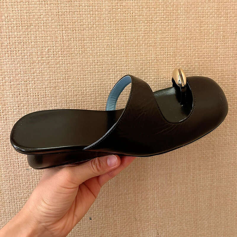 2024 Ring 6Cm Slope Heel Leather Round Sandals Fashion Metal Clip Toe Casual Ballet Shoes 35-39 Hollow Summer Slippers
