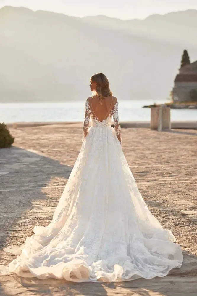 Charmig Beach A Line Wedding Dresses for Bride Women Boho Plus Size Long Sleeves Lace Flowers Sheer Jewel Neck Backless Court Train Bridal Gown
