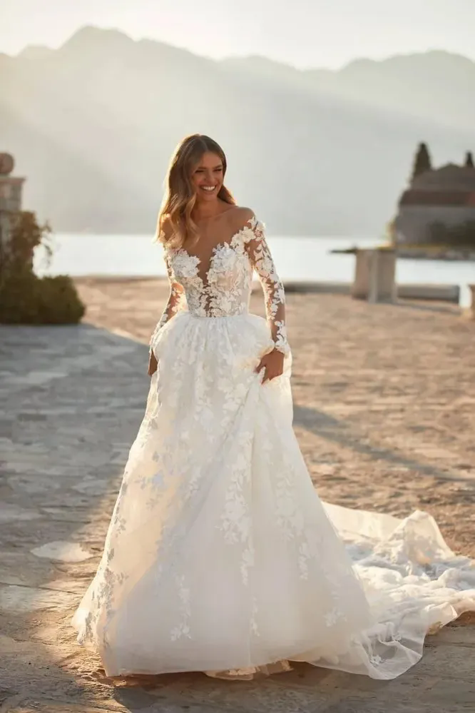 Charmig Beach A Line Wedding Dresses for Bride Women Boho Plus Size Long Sleeves Lace Flowers Sheer Jewel Neck Backless Court Train Bridal Gown