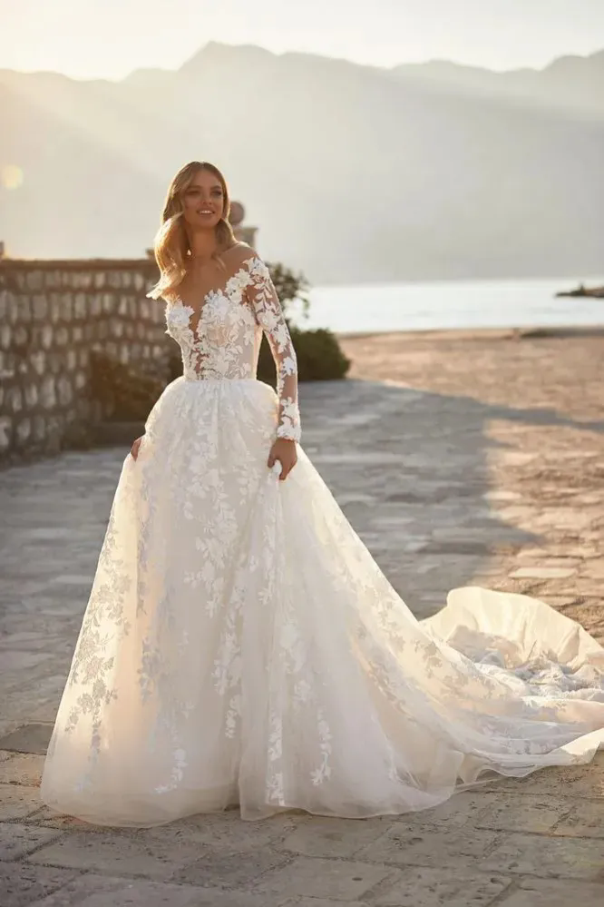 Charmig Beach A Line Wedding Dresses for Bride Women Boho Plus Size Long Sleeves Lace Flowers Sheer Jewel Neck Backless Court Train Bridal Gown