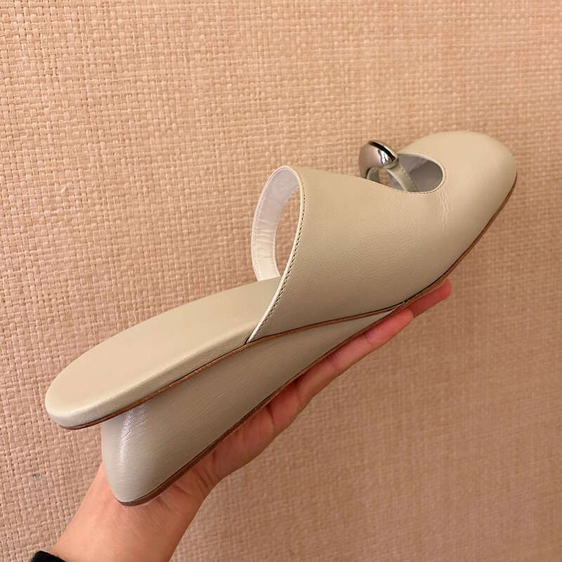 2024 Ring 6Cm Slope Heel Leather Round Sandals Fashion Metal Clip Toe Casual Ballet Shoes 35-39 Hollow Summer Slippers