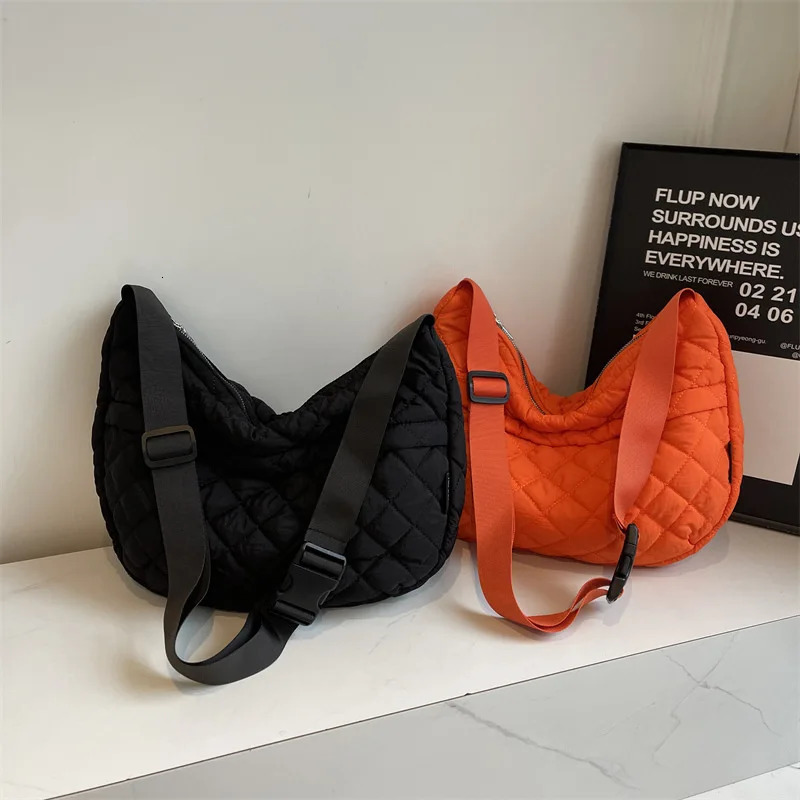 2024 Autumn/Winter Shoulder Bag Womens Cloud Folding Casual Personalized Large Capacity Cotton Messenger Bag ww 241008