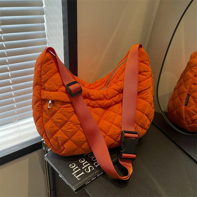 2024 Autumn/Winter Shoulder Bag Womens Cloud Folding Casual Personalized Large Capacity Cotton Messenger Bag ww 241008