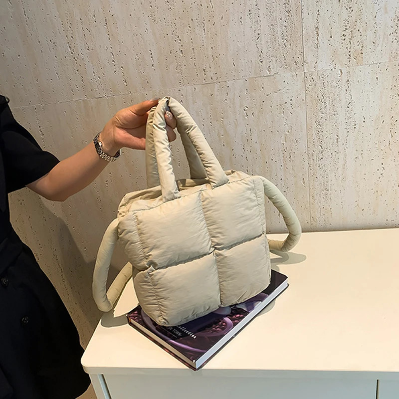 er Fluffy Shoulder Bag Womens Bedding Space Cotton Down Pad Large Capacity Handbag Winter Shopping Handbag ww 241008
