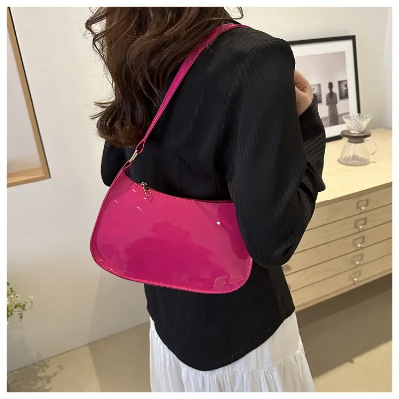 Womens Patent Leather Versatile Fashion Shoulder Casual Communicating Bag Girl er Zipper Small Handbag 240929 8ace 4