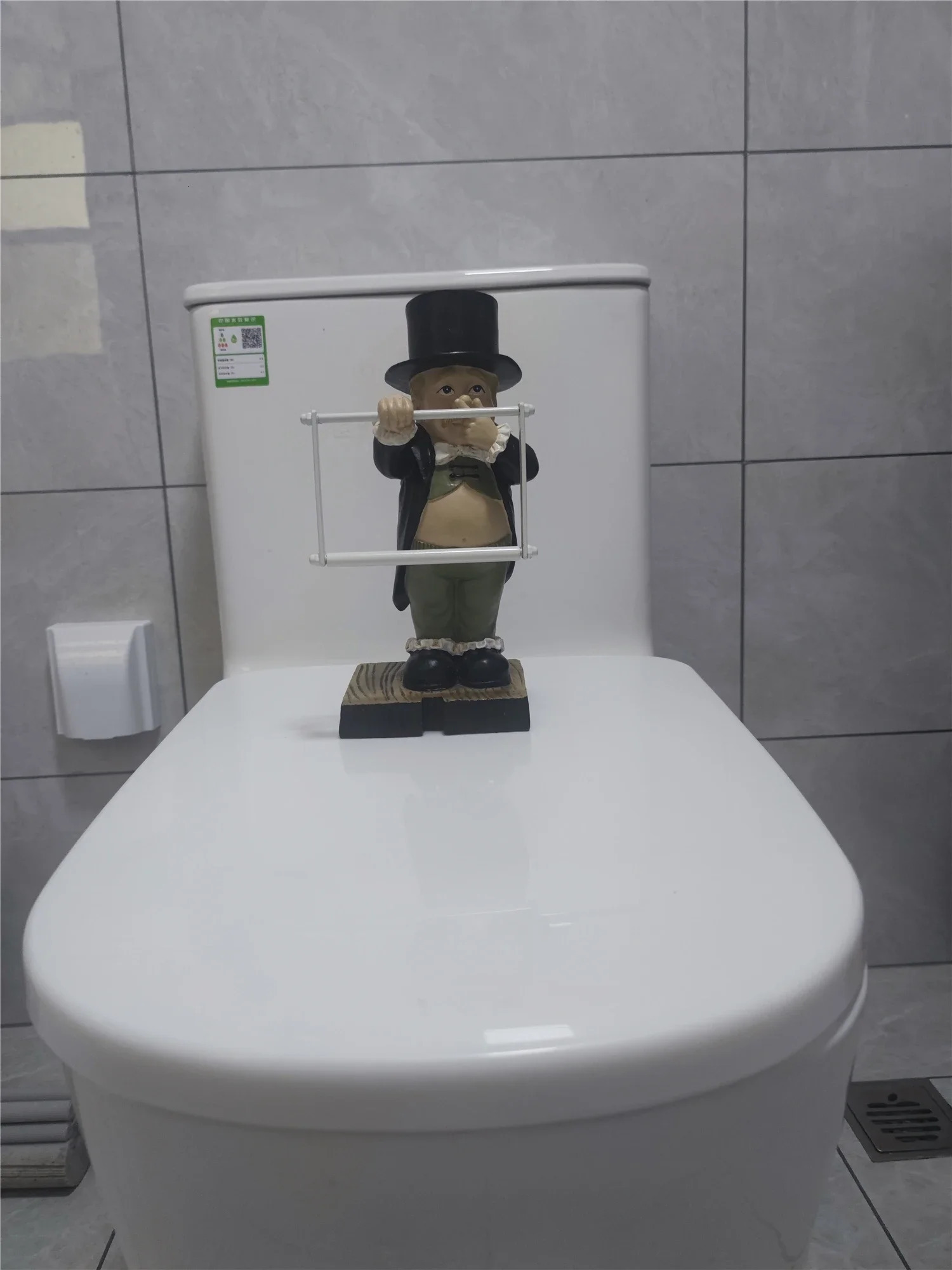 Creative Spoof paper holder sculpture cute and interesting decoration resin butler shaped tissue holder sculpture for toilet decoration 240929