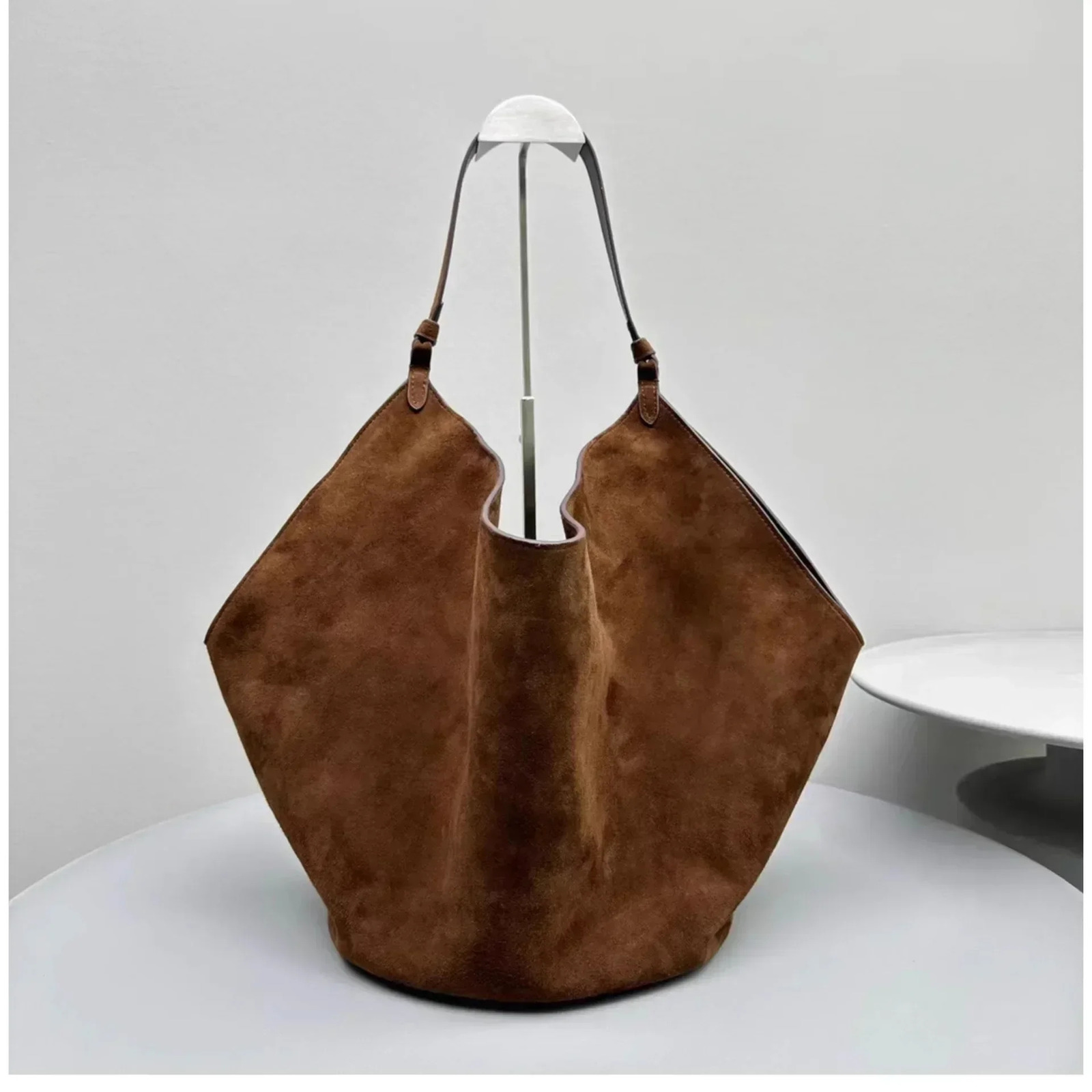 3 Autumn and Winter High Quality Leather Garbage Can Shoulder Handbag 240929 4