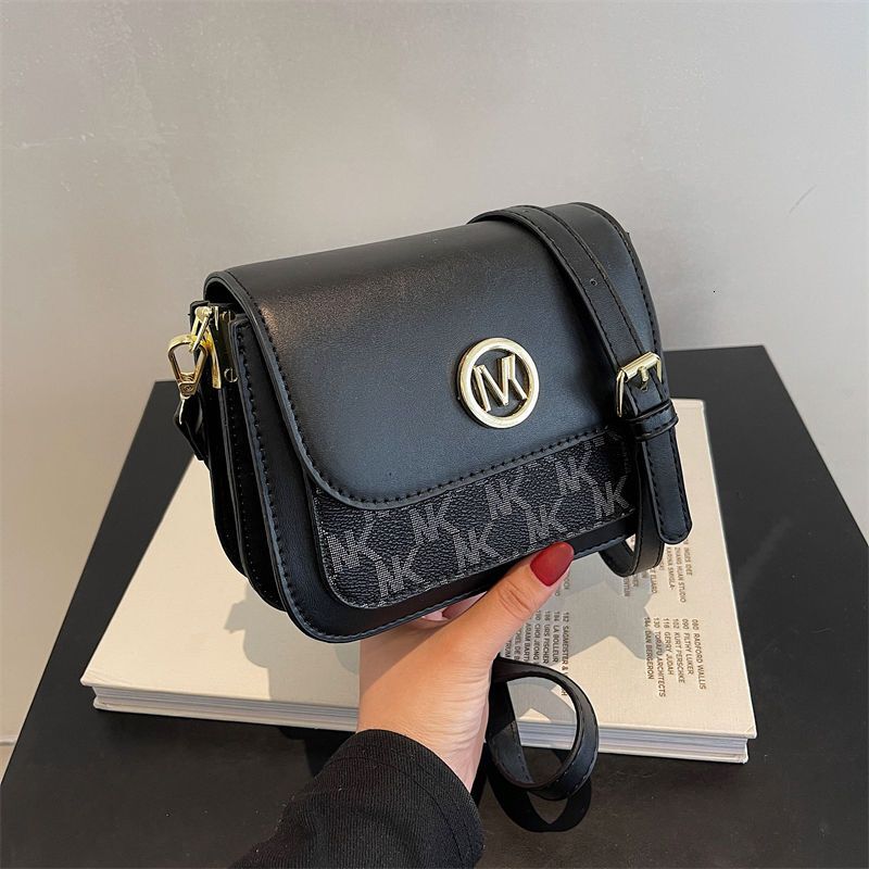 2024 New Designer Bag Autumn and Winter Women's Wear Versatile Fashion New Internet Celebrity Texture Fashion Small Square Bag Simple shoulder me