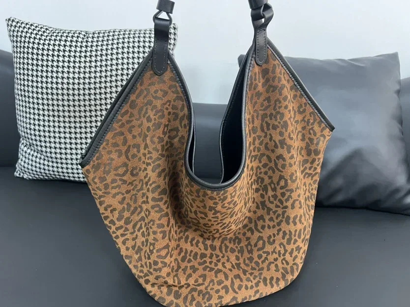 3 Autumn and Winter High Quality Leather Garbage Can Shoulder Handbag 240929 4