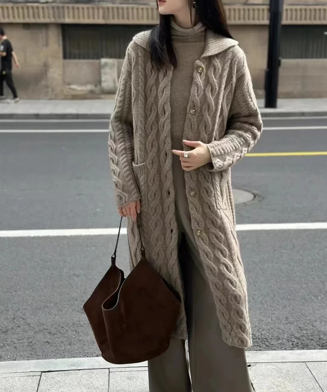 3 Autumn and Winter High Quality Leather Garbage Can Shoulder Handbag 240929 4