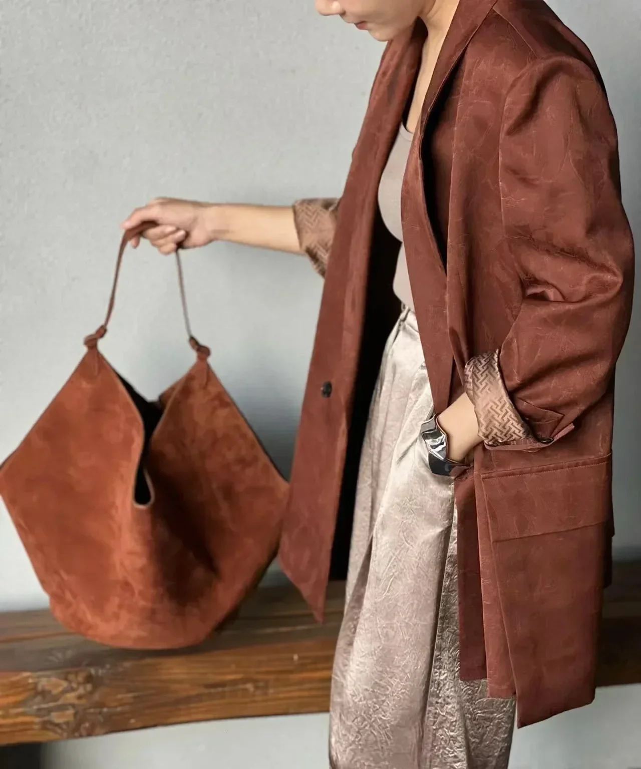 3 Autumn and Winter High Quality Leather Garbage Can Shoulder Handbag 240929 4