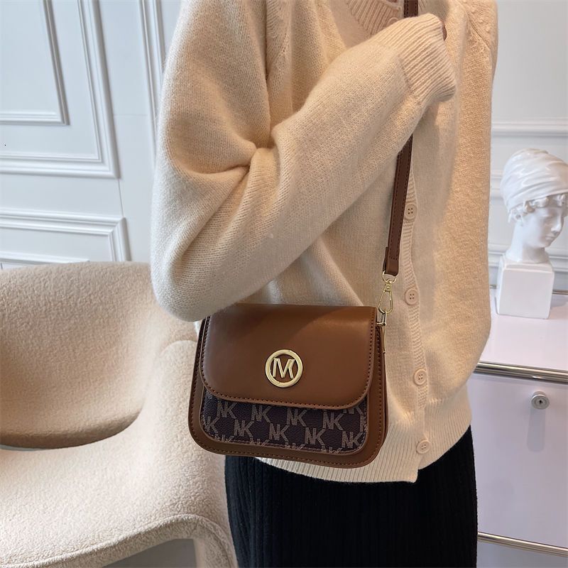 2024 New Designer Bag Autumn and Winter Women's Wear Versatile Fashion New Internet Celebrity Texture Fashion Small Square Bag Simple shoulder me
