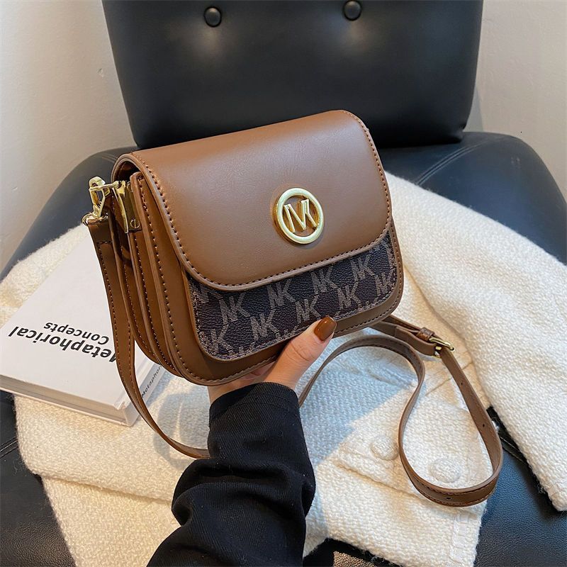 2024 New Designer Bag Autumn and Winter Women's Wear Versatile Fashion New Internet Celebrity Texture Fashion Small Square Bag Simple shoulder me