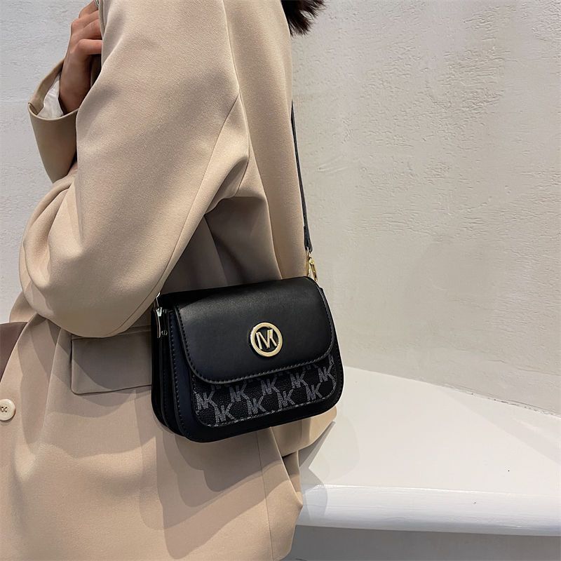 2024 New Designer Bag Autumn and Winter Women's Wear Versatile Fashion New Internet Celebrity Texture Fashion Small Square Bag Simple shoulder me
