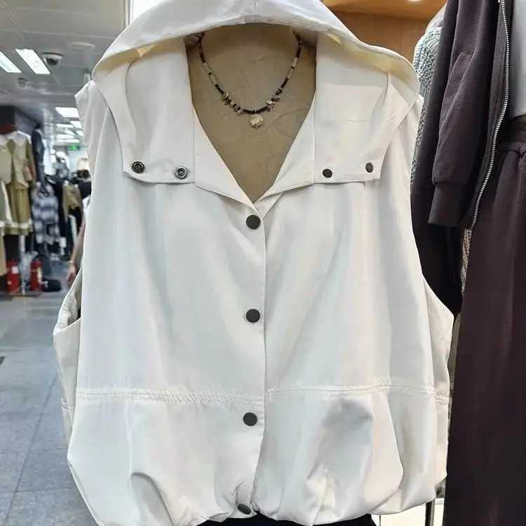 Casual sleeveless pumpkin hooded vest with womens design and loose pull rod vest M241004