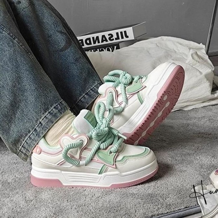 Women's Retro Love Board Shoes 2024 New Fashionable Breathable Versatile Bread Sports Shoes