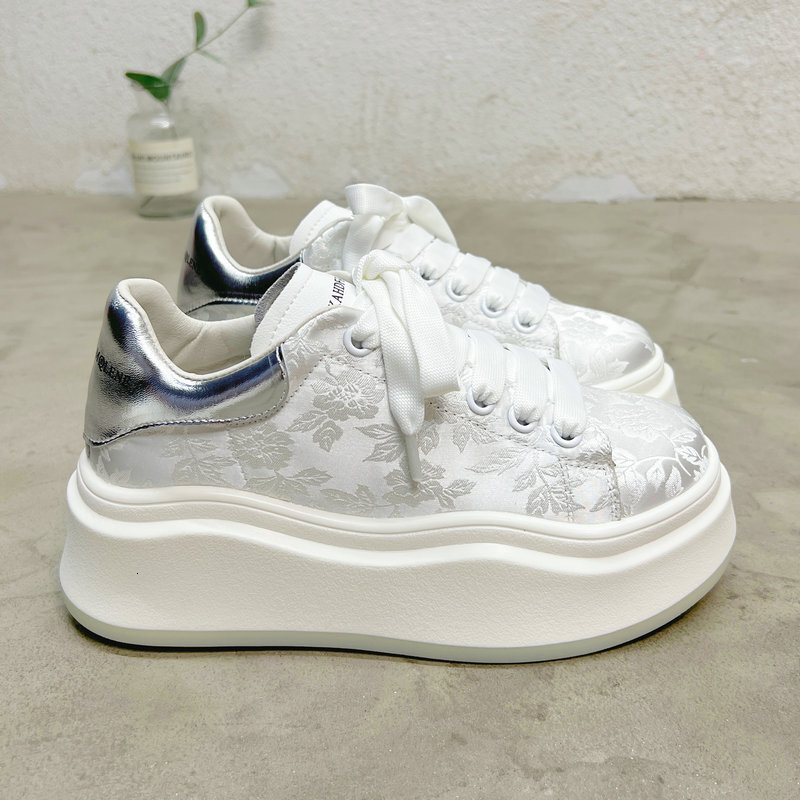 Thick soled white shoes for women 2024 new spring and autumn national trend versatile sponge cake height increasing casual board shoes for children