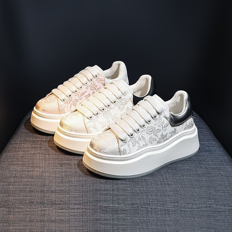 Thick soled white shoes for women 2024 new spring and autumn national trend versatile sponge cake height increasing casual board shoes for children