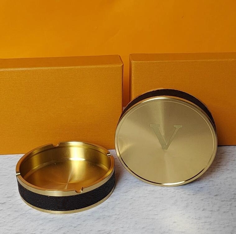 Designer fashion Retro thick L letter printed Old flower pure copper ashtray with a diameter of 8.8 and a height of 2.3 The brand new V letter ashtray comes with a gift box