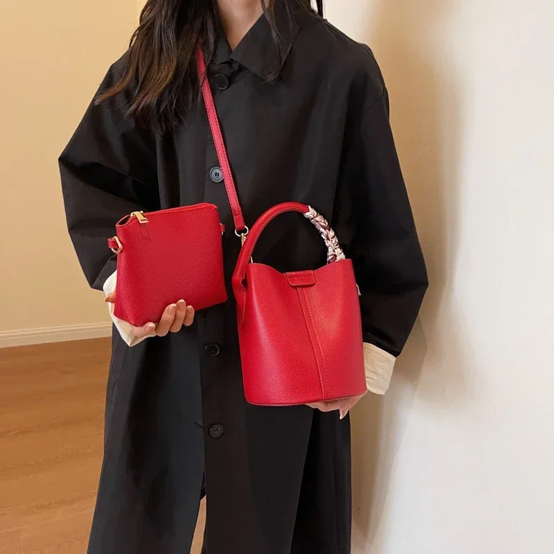 2024 Designer High end Lightweight Women's Slant PU Material Multi functional Bucket Fashion Handbag Phone Bag