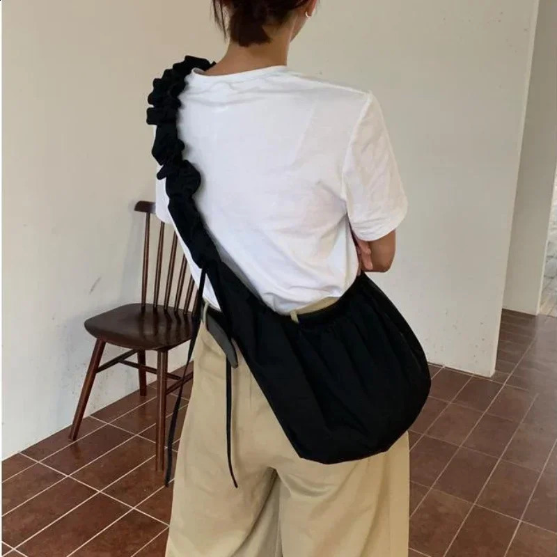 Wrinkled womens shoulder bag Korean solid color large capacity fashionable wallet simple cross body bag ww 241008