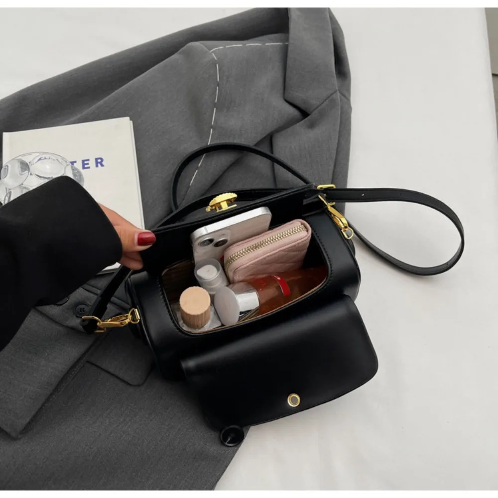 Classic designer black shoulder women's multifunctional retro crossbody bag new large capacity textured leather flip handbag 2024