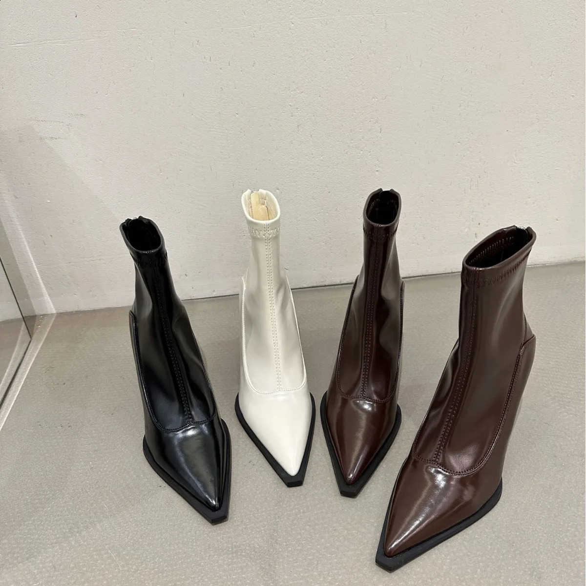 Womens Boots Womens Low Shoes Boots Womens Luxury Designer High Heels Med Ankle 2024 Pointy Rubber Fashion Rome Riding Slip On Fab 240930