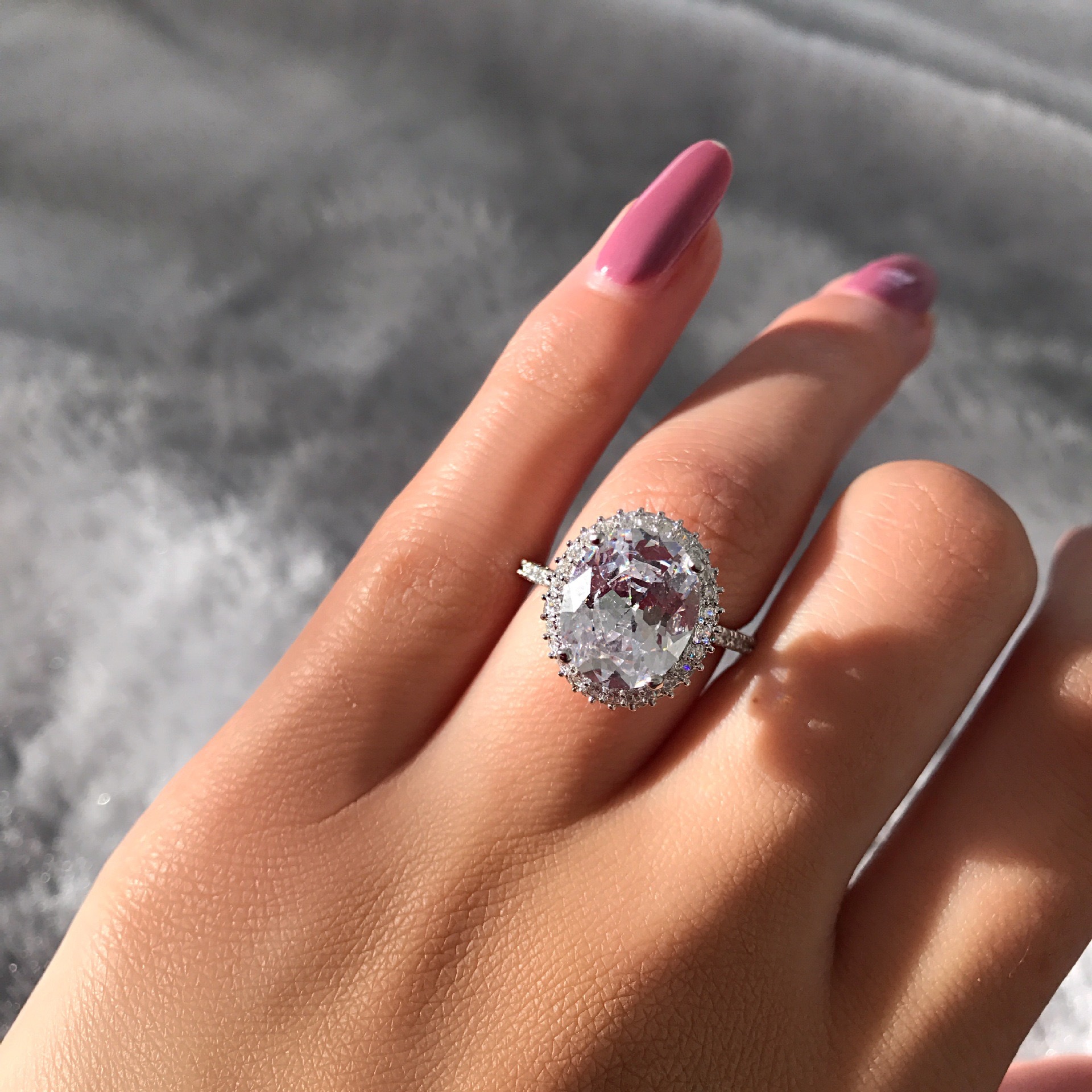 Brand Unique Gorgeous Luxury Designer Ladies Jewellery 925 Sterling Silver Fill Oval Cut White Topaz Zircon Eternity Party Women Crown Band Wedding Ri