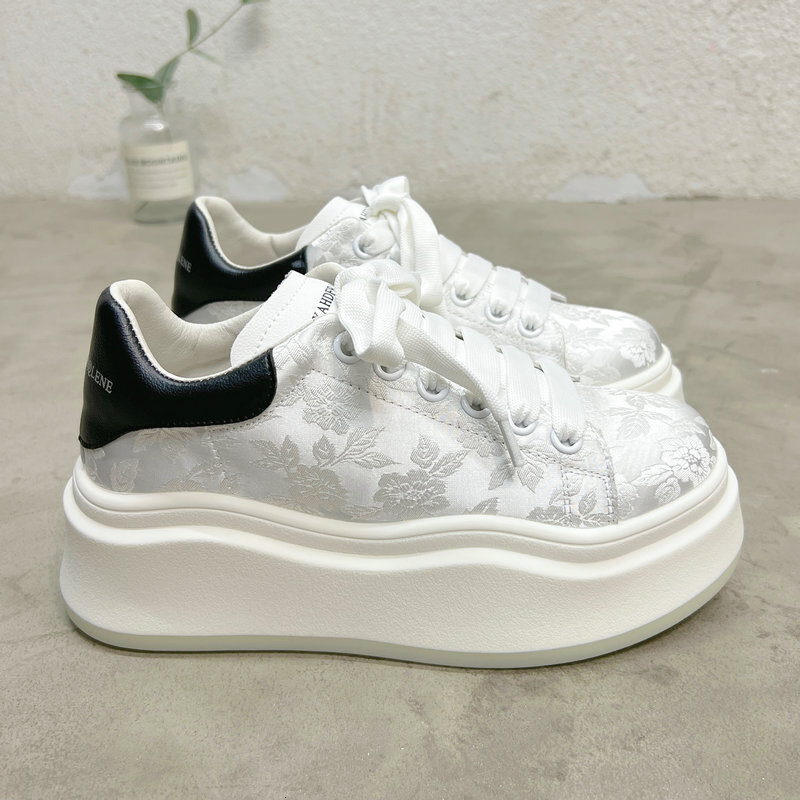 Thick soled white shoes for women 2024 new spring and autumn national trend versatile sponge cake height increasing casual board shoes for children