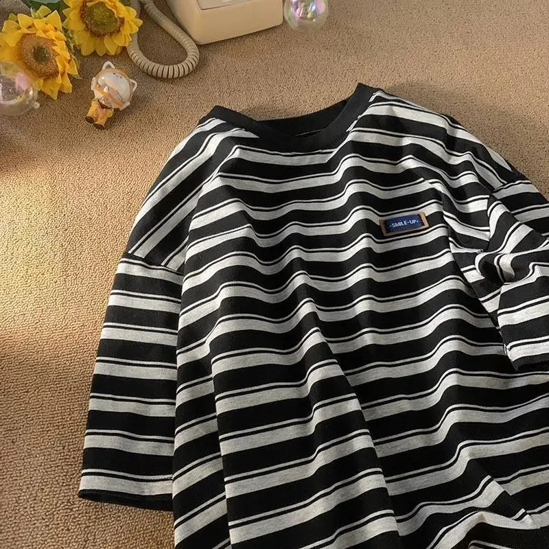 European and American retro striped graphic Tshirt for men and women summer trend loose fitting couple casual short sleeved top 240930