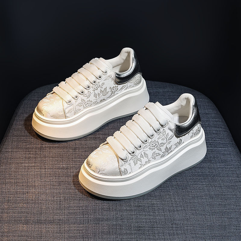 Thick soled white shoes for women 2024 new spring and autumn national trend versatile sponge cake height increasing casual board shoes for children