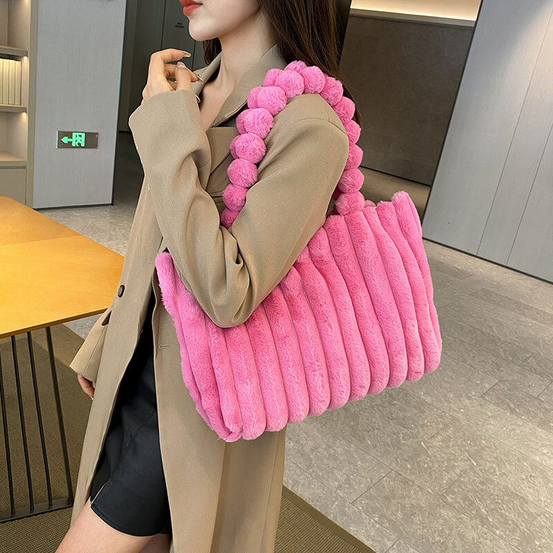 2024 Designer Retro Large Capacity Fashion Handbag Student Easy Commuting Plush Bag