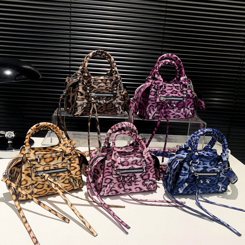 New 2024 European and American retro leopard print motorcycle handbag versatile shoulder bag