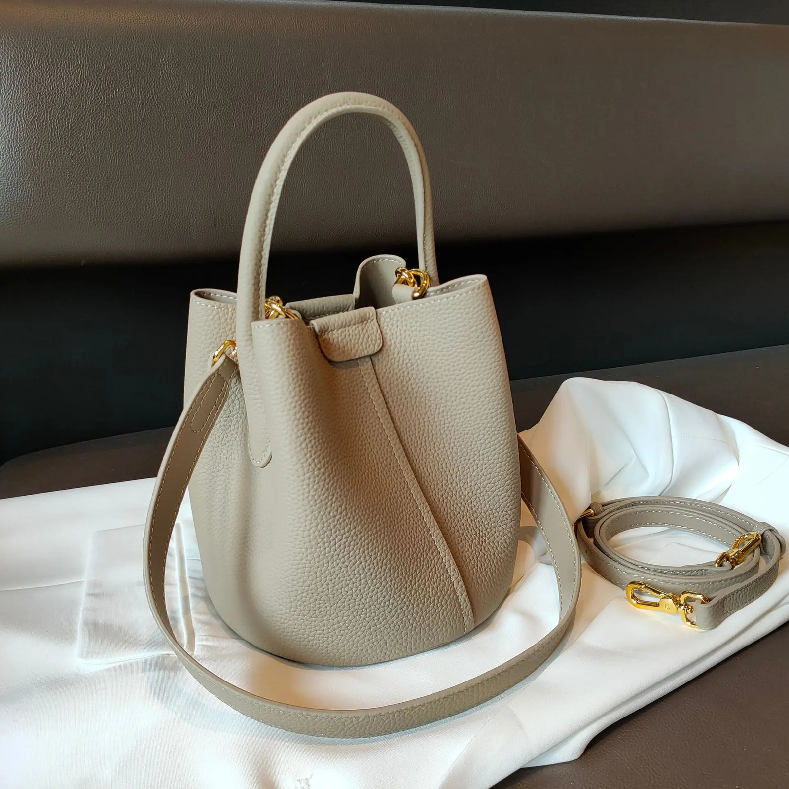 Free Shipping New Designer Bag High-quality Leather Bucket Bag Large Capacity Commuting Bag Outdoor Leisure And Entertainment Bag Wallet