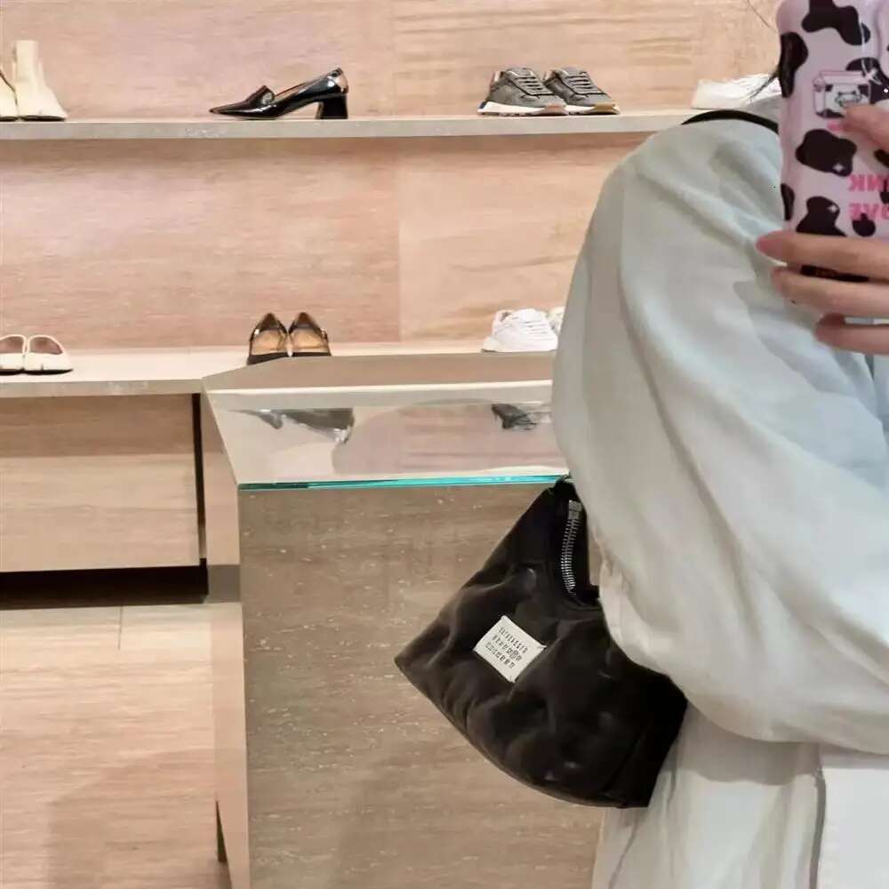 Light High Quality 2024 New Lambskin Women's Half Moon Type Armpit Fashion Trend Shoulder Cloud Bag