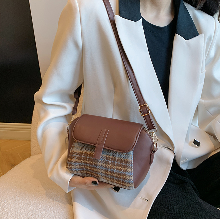 2025 Designer Fashion Shoulder Women 3 Trendy Crossbody Versatile Korean Version Square Bag Design Sense Free shipping