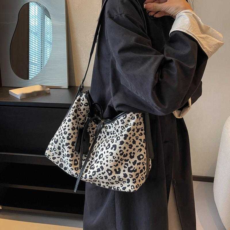 CMM Small Niche Design Leopard Print Armpit Bag for Women Autumn and Winter New Collection Simple Single Shoulder Crossbody Bag Casual Handbag