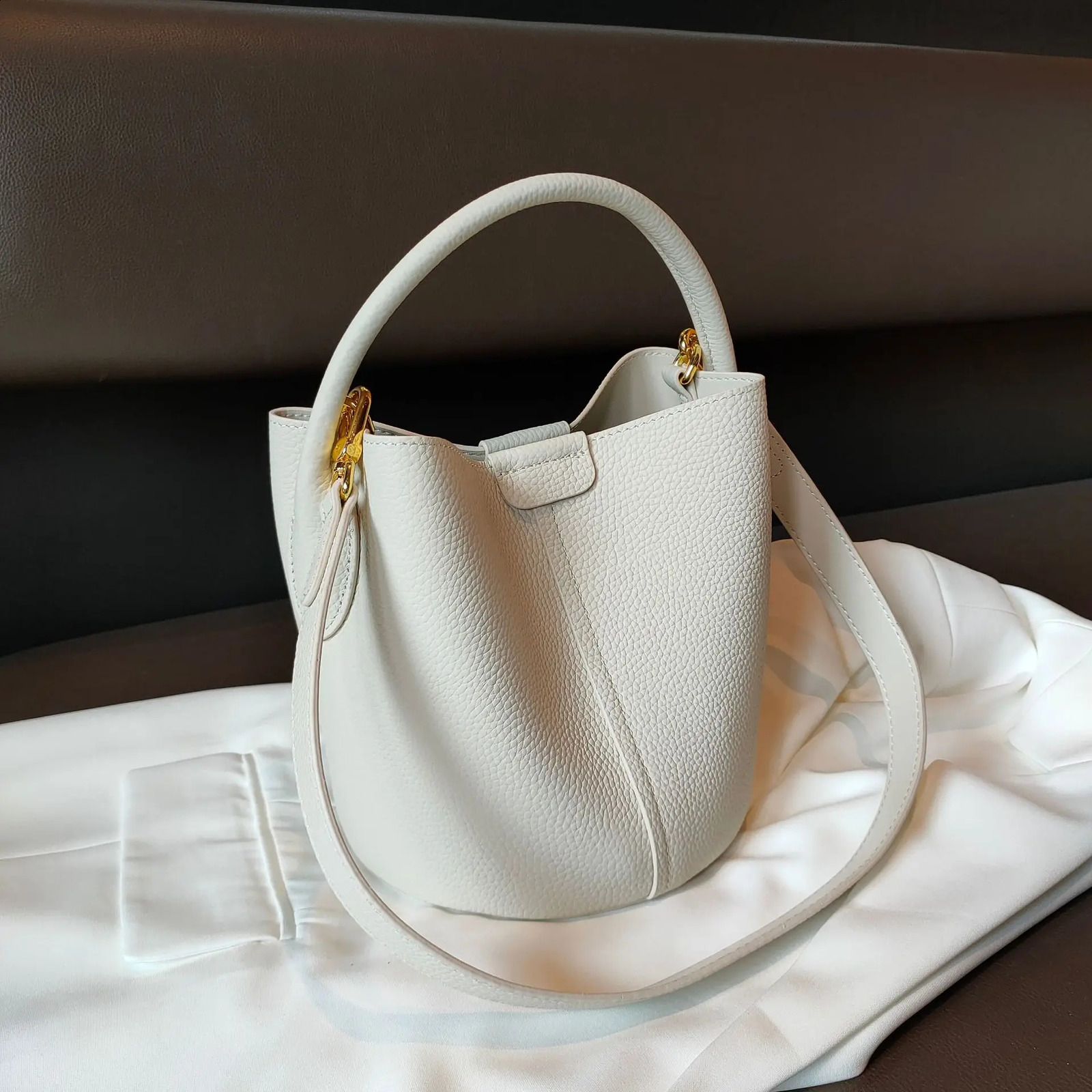 Free Shipping New Designer Bag High-quality Leather Bucket Bag Large Capacity Commuting Bag Outdoor Leisure And Entertainment Bag Wallet