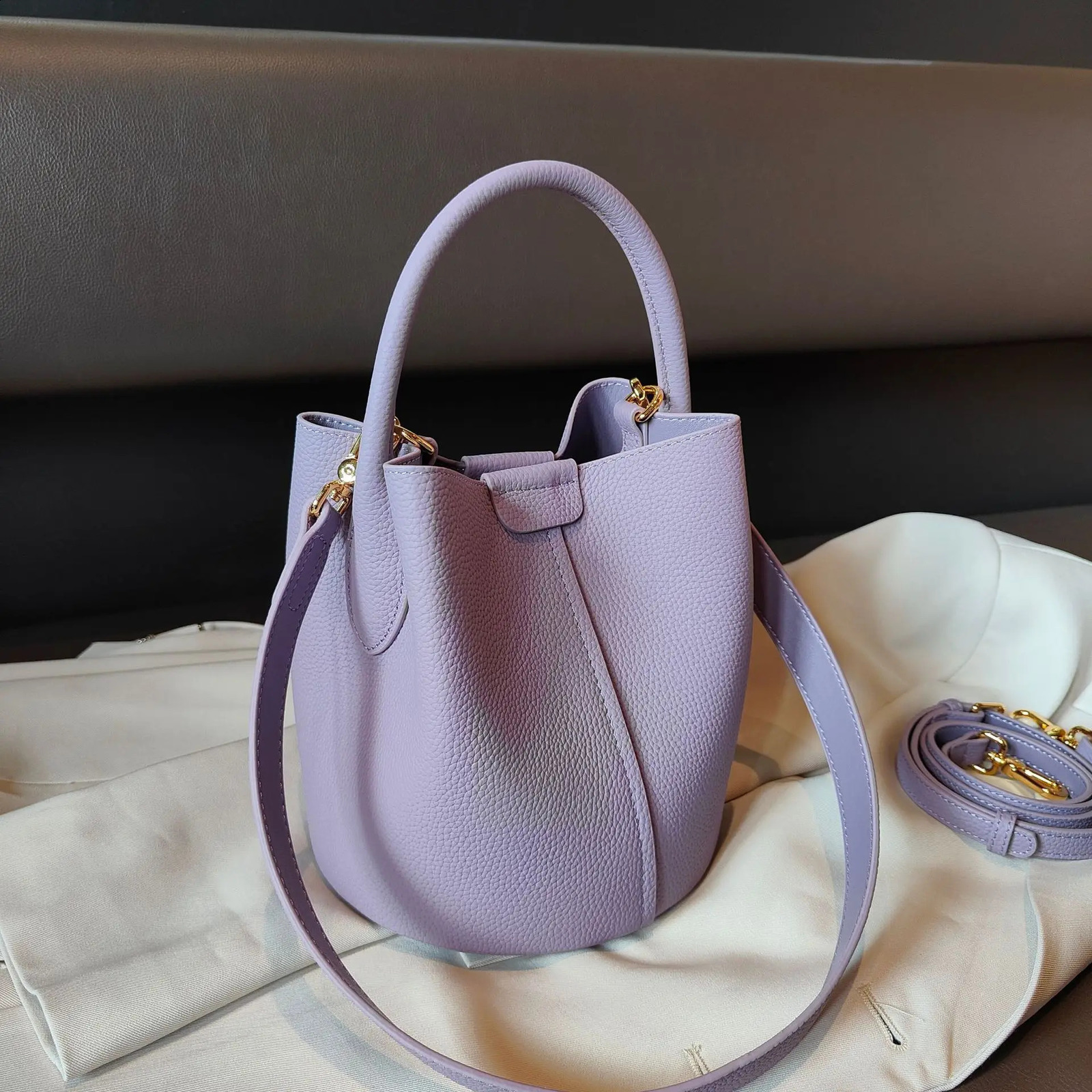 Free Shipping New Designer Bag High-quality Leather Bucket Bag Large Capacity Commuting Bag Outdoor Leisure And Entertainment Bag Wallet